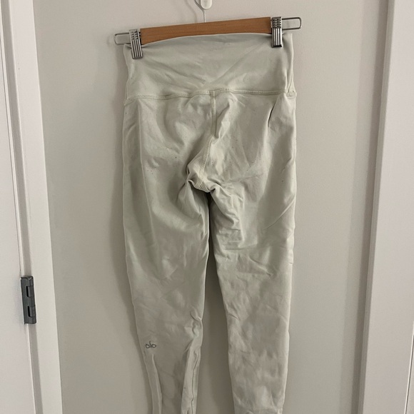 ALO Yoga Light Gray Leggings - Picture 2 of 2